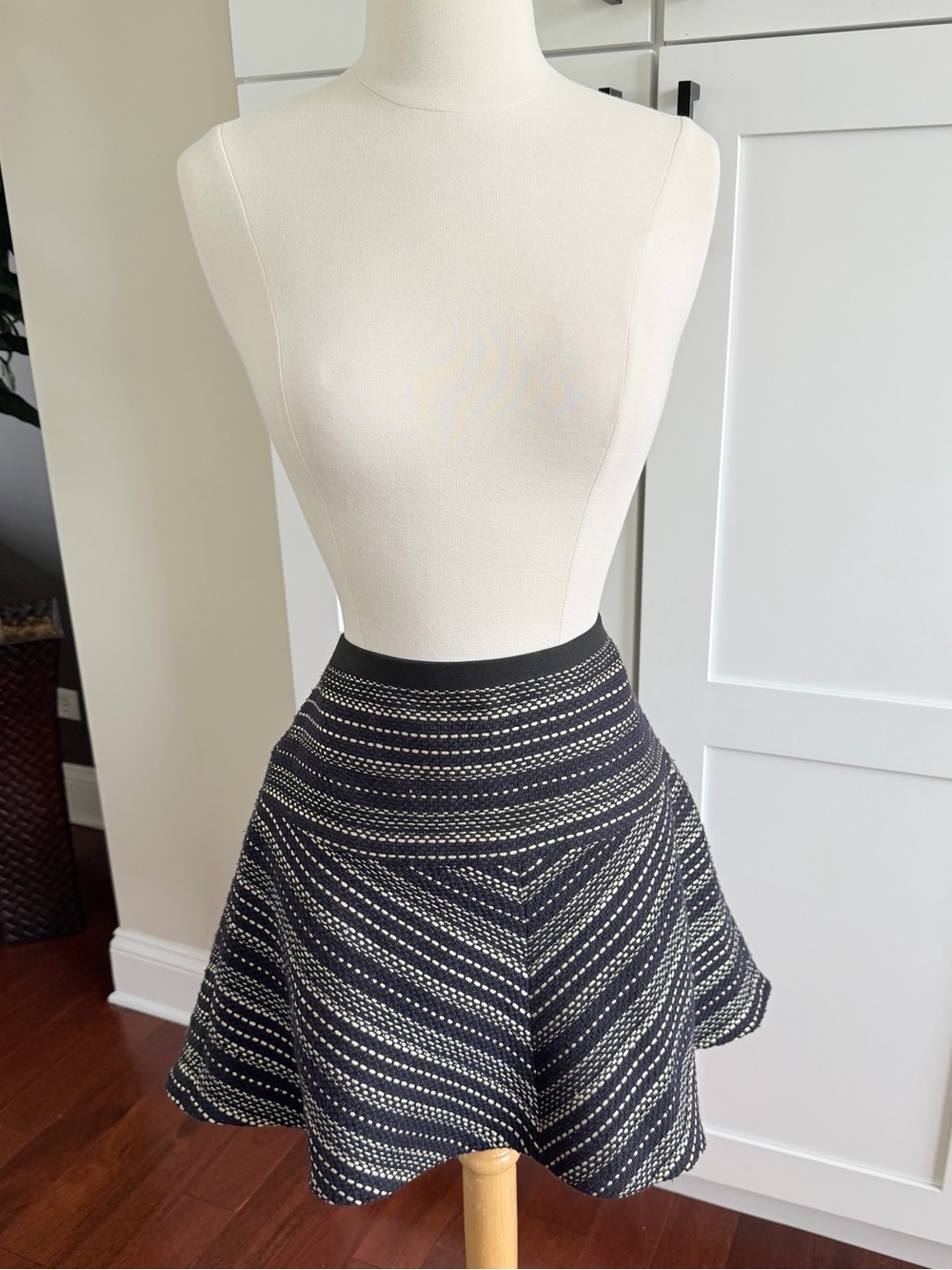 BCBG Tweed Lucy Skirt size Small Women’s Blue Black Cream herringbone Knit